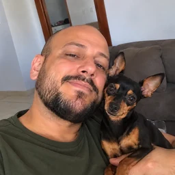 Foto de Carlos com seu cachorro